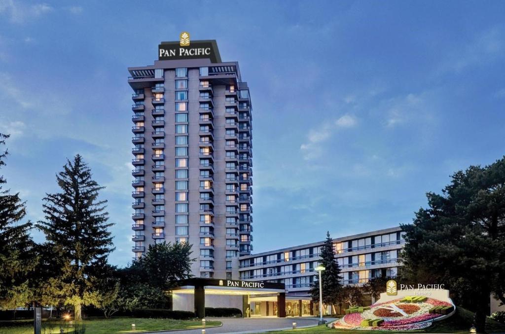 Un grand bâtiment avec un panneau en haut dans l'établissement Pan Pacific Toronto, à Toronto