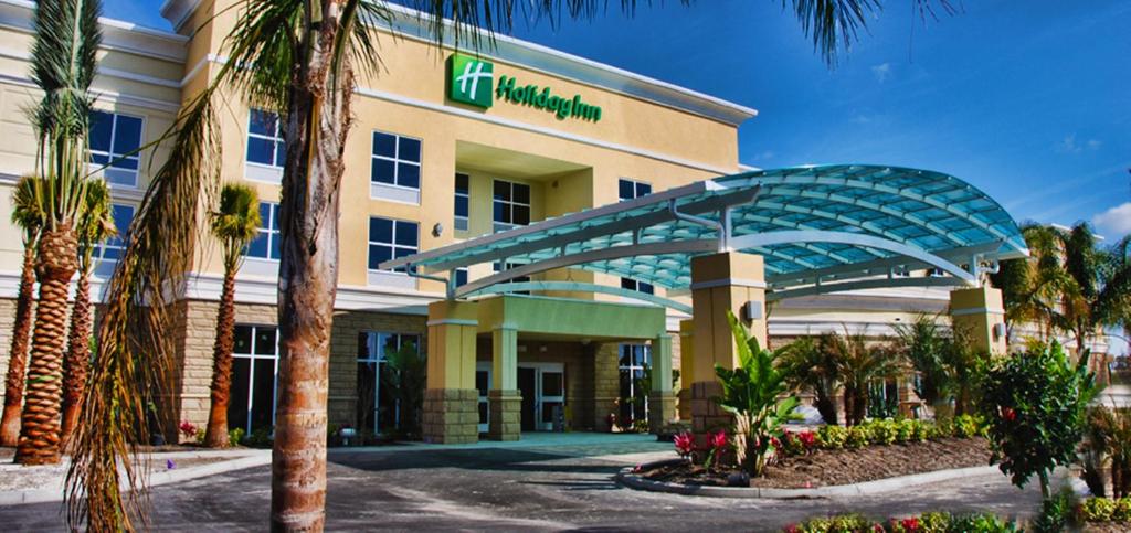 um hotel com uma placa na frente em Holiday Inn Daytona Beach LPGA Boulevard, an IHG Hotel em Daytona Beach