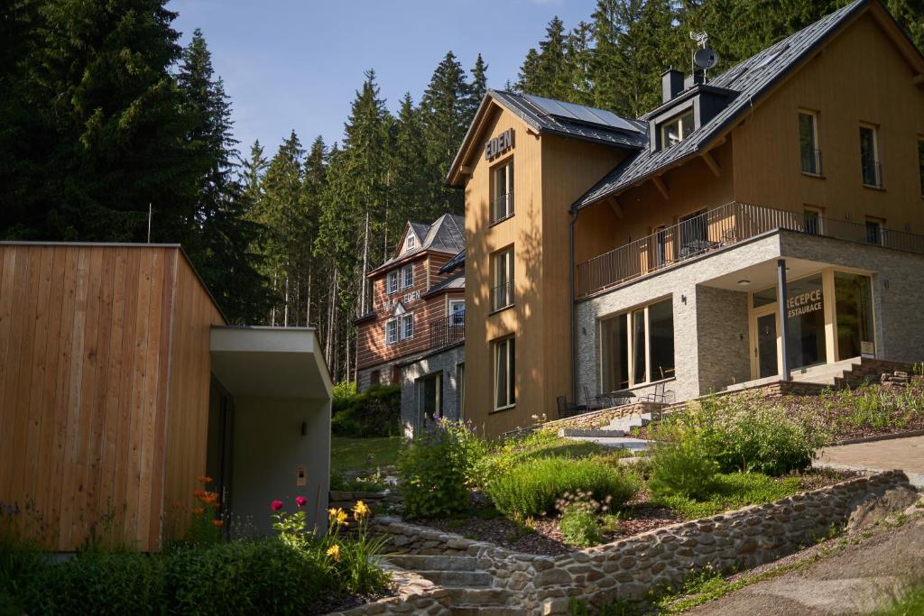 une maison avec un jardin en face dans l'établissement Penzion Eden, à Pec pod Sněžkou