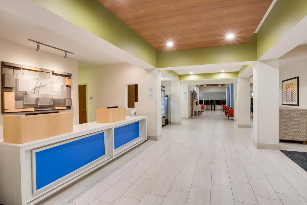 Holiday Inn Express Hotel & Suites Tampa-Fairgrounds-Casino by IHG photo