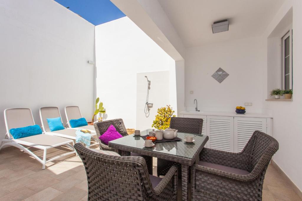 un soggiorno con tavolo e sedie di Beach House Sa Torre a Colonia Sant Jordi