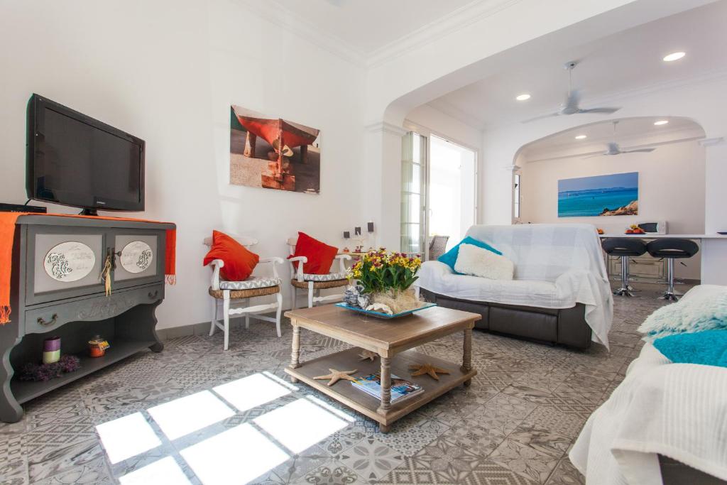 TV a/nebo společenská místnost v ubytování Beach House Sa Torre