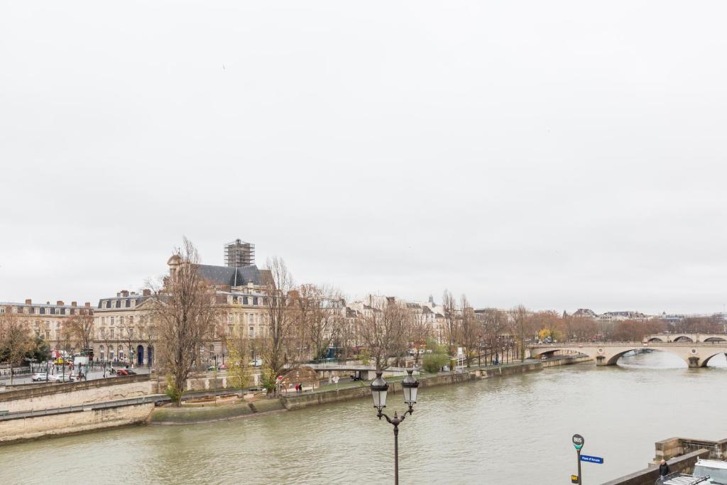 Veeve - Quai aux Fleurs Apartment