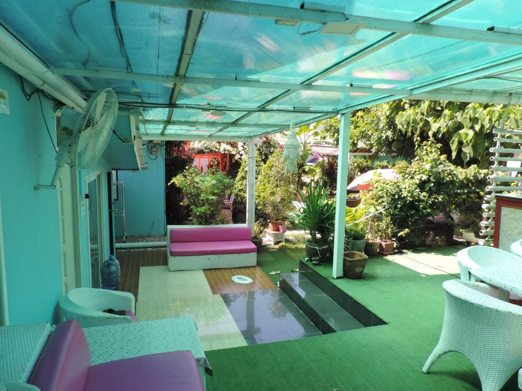 patio con sedie e divano. di Blue Paradise Residence a Rawai Beach