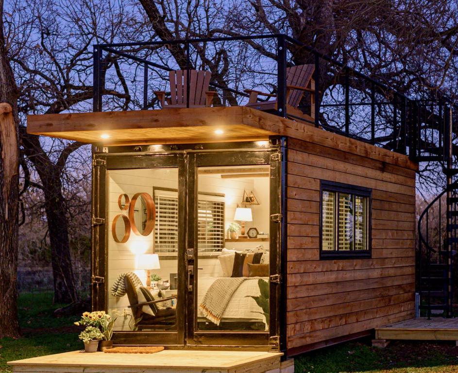 The Strazza House Cute Tiny Container House 12 min to Magnolia Silos - Housity