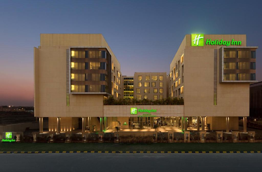 um edifício com um hotel com uma placa em Holiday Inn New Delhi International Airport, an IHG Hotel em Nova Deli