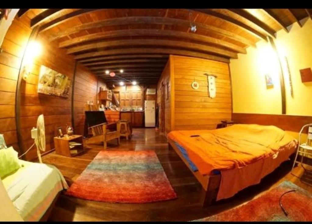 博卡斯德爾托羅的住宿－Yellow Houses Bocas，一间大房间,配有床和地毯