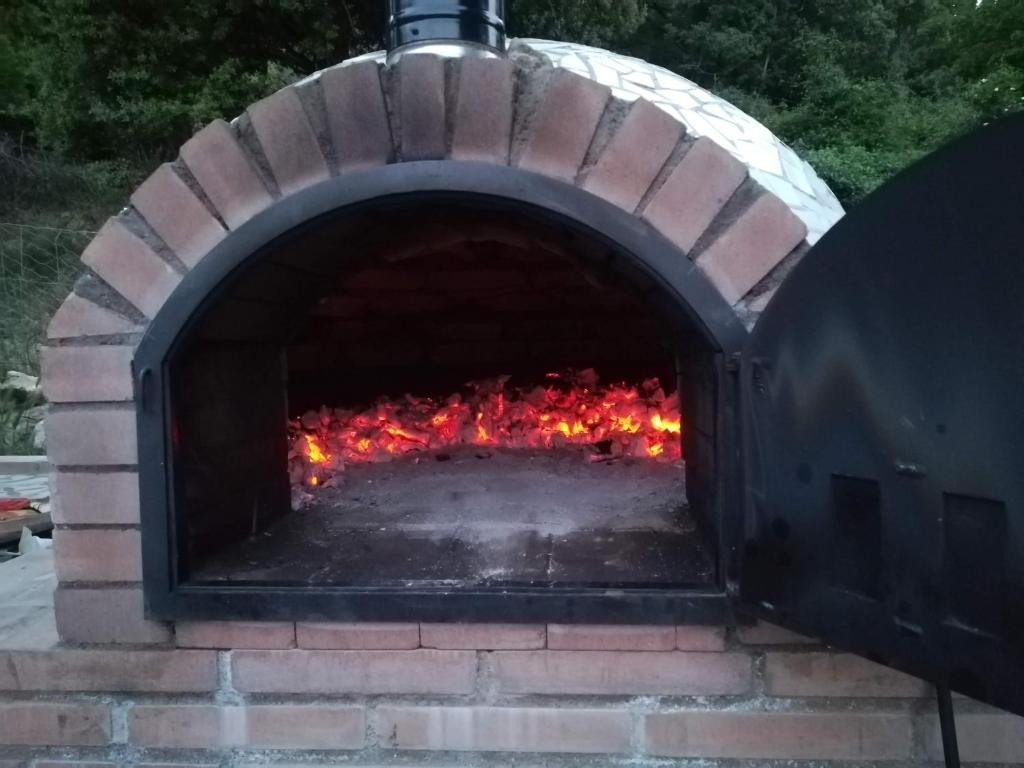 Gril dostupný pro hosty v venkovského domu