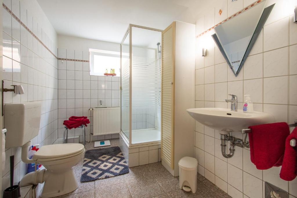 a bathroom with a toilet and a sink at Entspanntes wohnen in Ostseenähe, gute Anbindung in Ratekau
