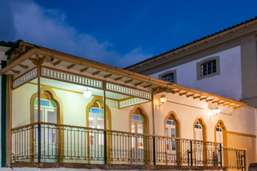 um edifício com uma varanda numa rua em Pousada do Douro em Ouro Preto