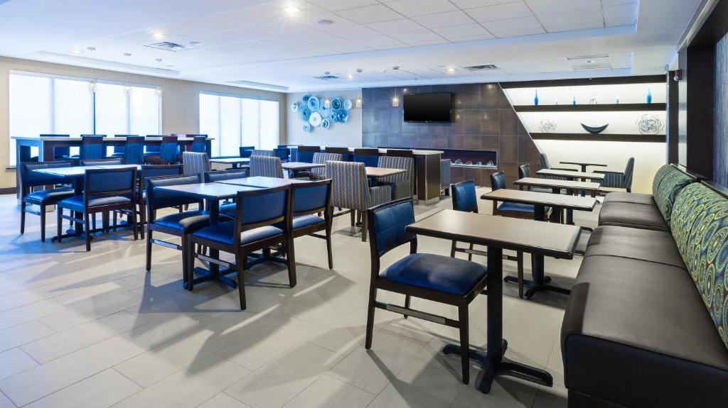 Restaurace v ubytování Holiday Inn Express & Suites Midland Loop 250 by IHG