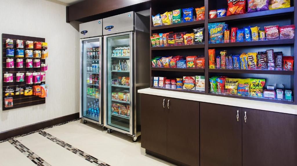 Supermarket nebo jiné obchody v  hotelu nebo okolí