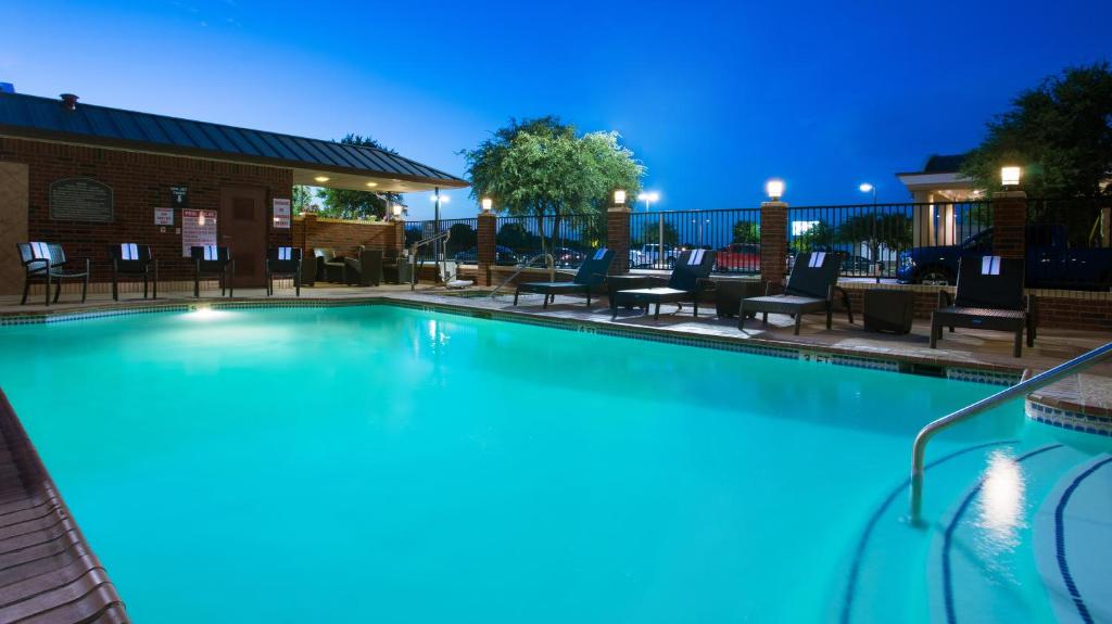 Bazén v ubytování Holiday Inn Express & Suites Midland Loop 250 by IHG nebo v jeho okolí