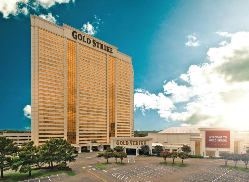 un gran edificio con un letrero de oro. en Gold Strike Casino Resort en Robinsonville