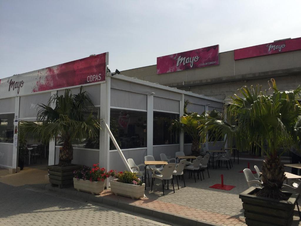 Reštaurácia alebo iné gastronomické zariadenie v ubytovaní Apartamento VenAVera Playa de Baria 2 K-1D Primera Línea Gran Terraza y WIFI