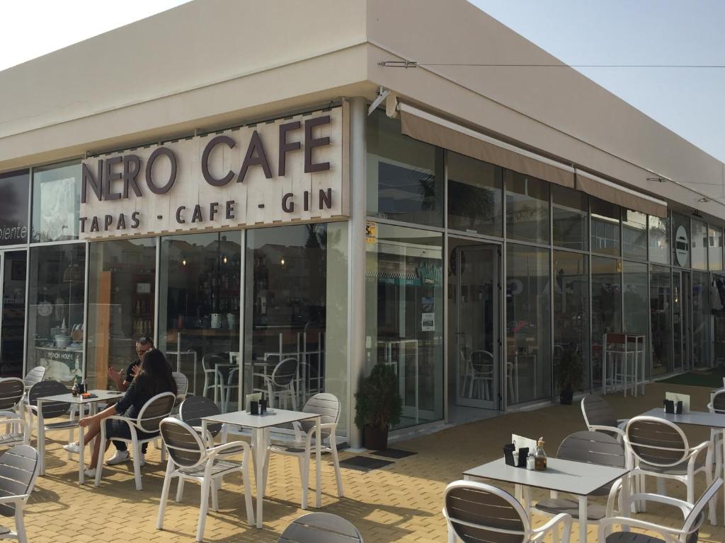 Reštaurácia alebo iné gastronomické zariadenie v ubytovaní Apartamento VenAVera Playa de Baria 2 K-1D Primera Línea Gran Terraza y WIFI