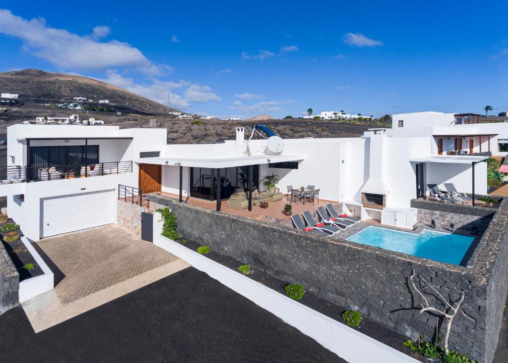 a view of a house with a swimming pool at Villa con piscina climatizada y vistas al mar in Mácher