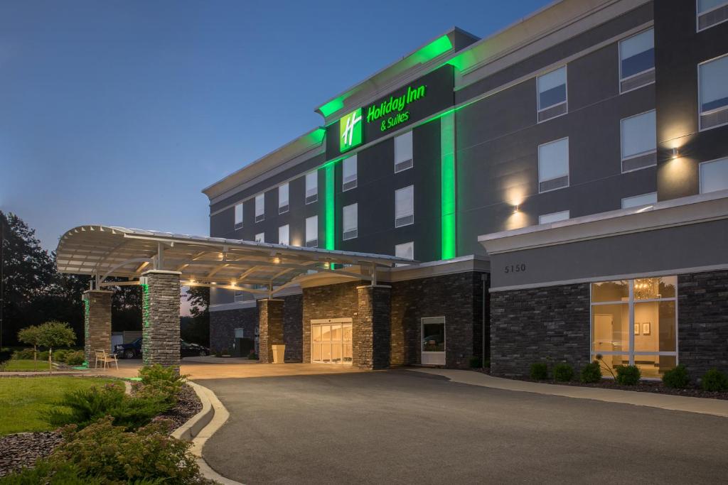迪凱特的住宿－Holiday Inn & Suites Decatur-Forsyth, an IHG Hotel，前面有一个绿色标志的酒店