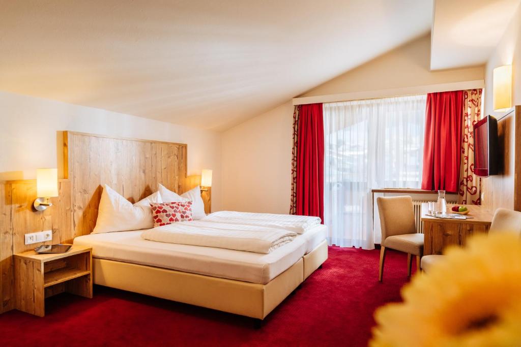 Hotel Kögele mit Restaurant bei Innsbruck Axamer Lizum - Vierbettzimmer Mit Balkon