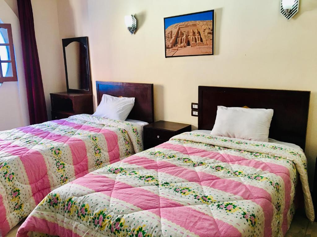 Duas camas sentadas uma ao lado da outra num quarto em Sunflower Guest House Luxor West Bank em Luxor