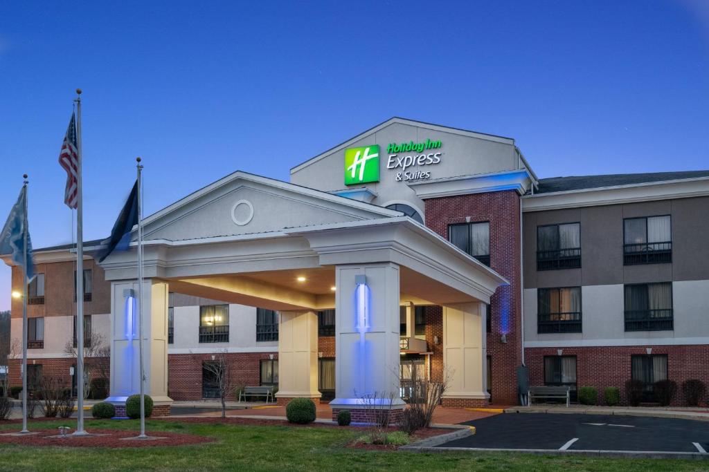 アシュランドにあるHoliday Inn Express Hotel & Suites Ashland, an IHG Hotelの建物正面の看板のあるホテル