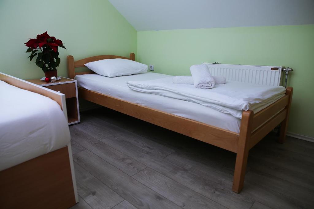 Postel nebo postele na pokoji v ubytování Zmajevac Fruska Gora