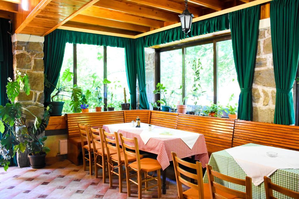 Restaurace v ubytování Zmajevac Fruska Gora