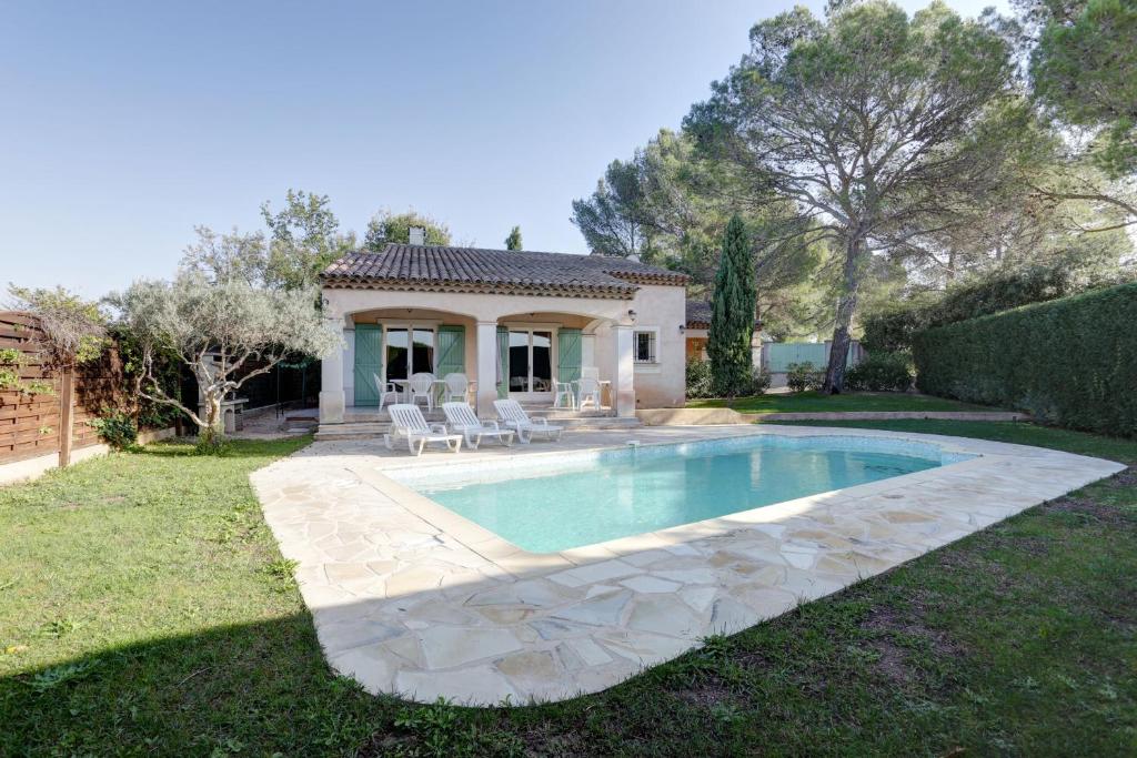 a swimming pool in the yard of a house at villa de charme, 8 pers, climatisée, piscine chauffée, calme garanti in Roquebrune-sur-Argens