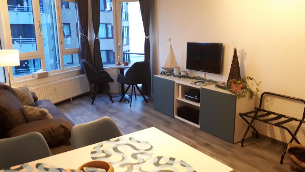 un salon avec une télévision à écran plat sur une table dans l'établissement WAW vakantie appartement, à Middelkerke