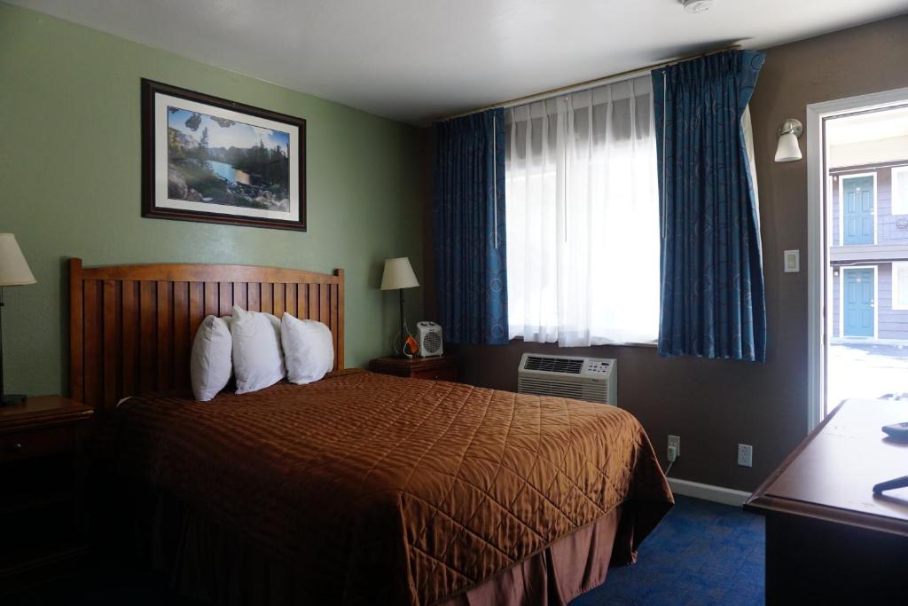 Postel nebo postele na pokoji v ubytování A&A Lake Tahoe Inn
