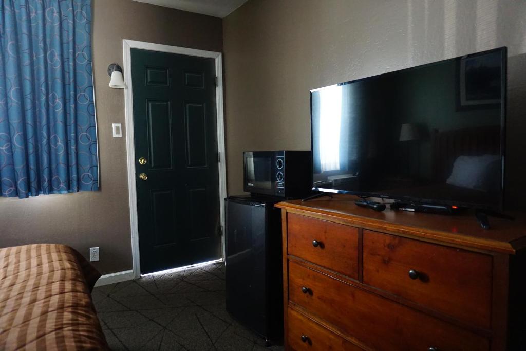 TV a/nebo společenská místnost v ubytování A&A Lake Tahoe Inn