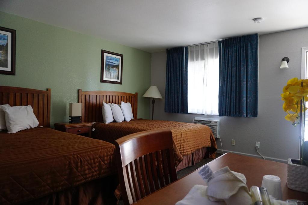 Postel nebo postele na pokoji v ubytování A&A Lake Tahoe Inn