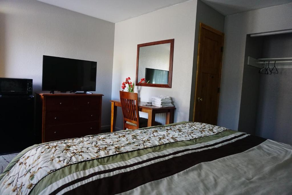 TV a/nebo společenská místnost v ubytování A&A Lake Tahoe Inn