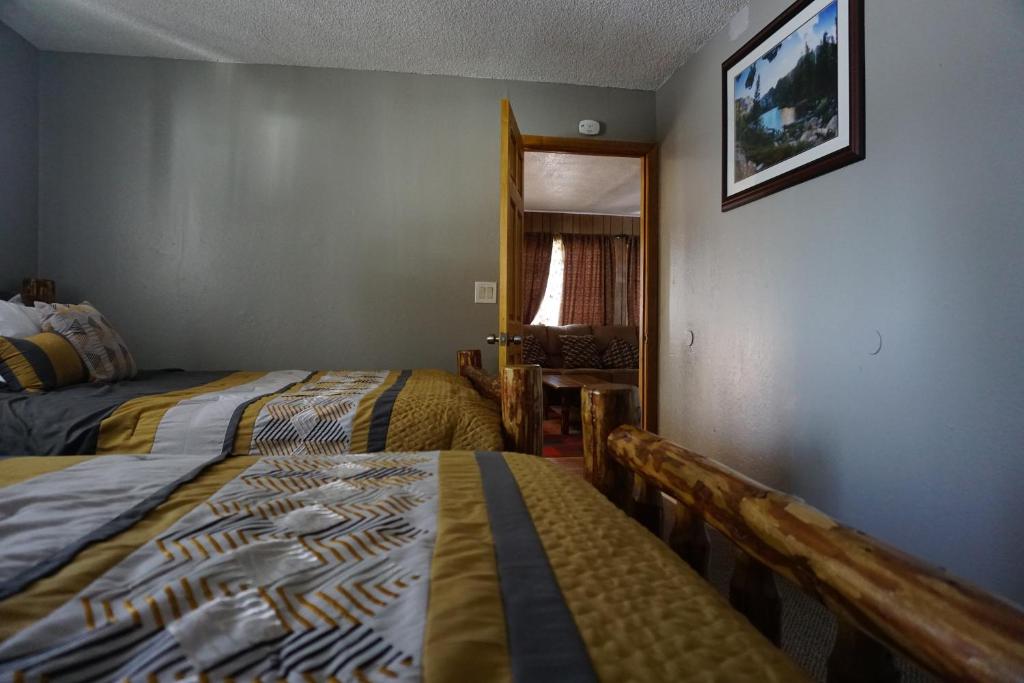 Postel nebo postele na pokoji v ubytování A&A Lake Tahoe Inn