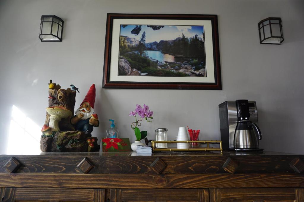 Příslušenství pro přípravu čaje a kávy v ubytování A&A Lake Tahoe Inn