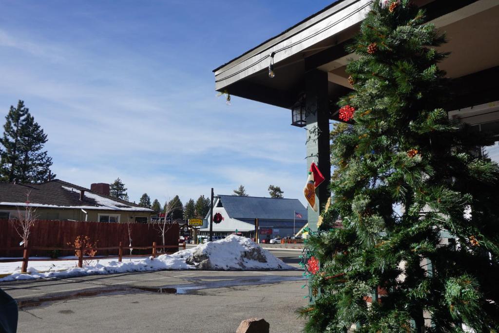 A&A Lake Tahoe Inn v zimě