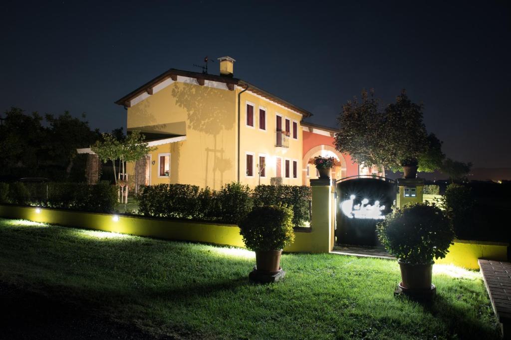 una casa por la noche con luces en el patio en El Canfin, en Montebello Vicentino