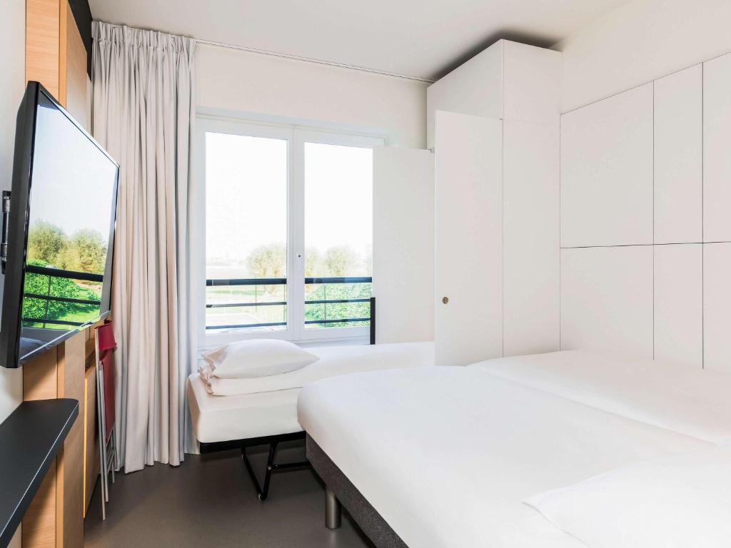 Postel nebo postele na pokoji v ubytování ibis Budget Knokke