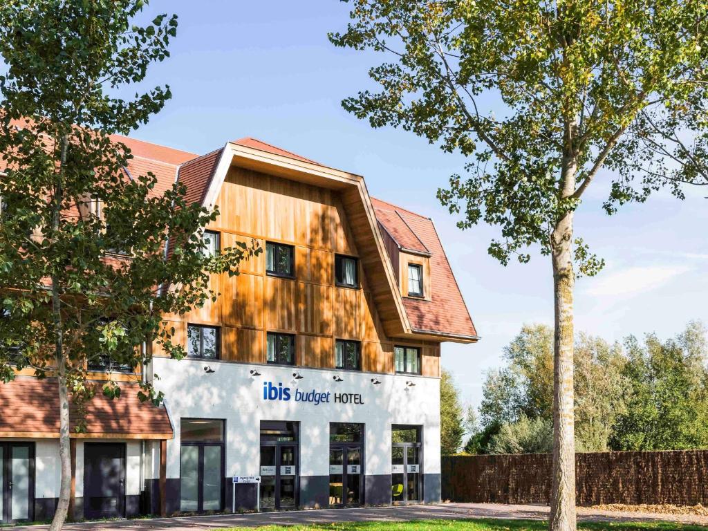 un bâtiment avec un arbre en face dans l'établissement ibis Budget Knokke, à Knokke-Heist