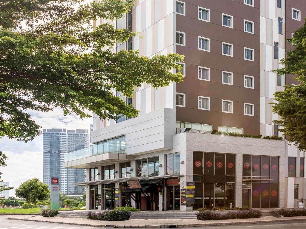 un bâtiment devant un bâtiment dans l'établissement Ibis Saigon South, à Hô-Chi-Minh-Ville