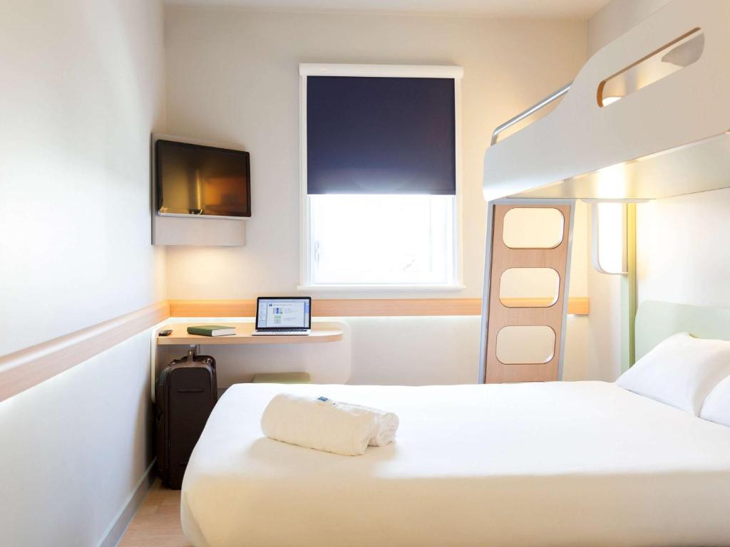 Postel nebo postele na pokoji v ubytování ibis budget Hotel Edinburgh Park