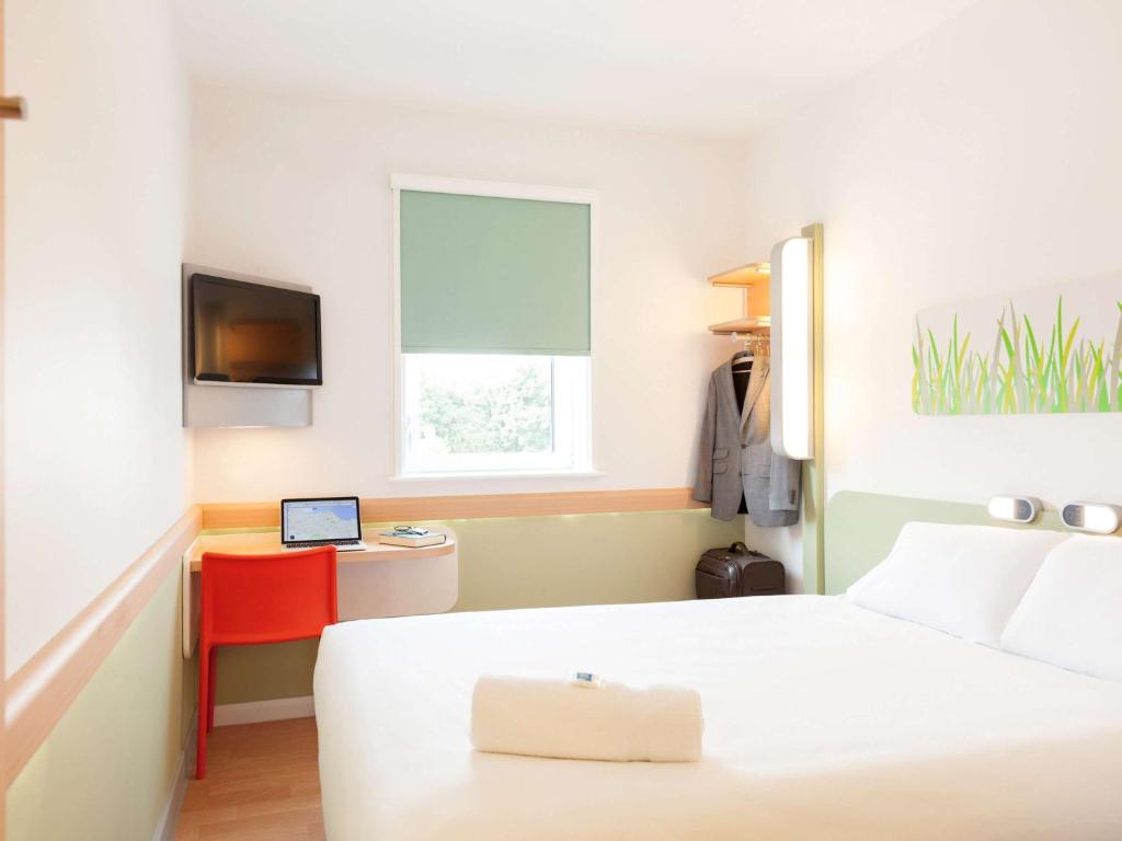 Postel nebo postele na pokoji v ubytování ibis budget Hotel Edinburgh Park