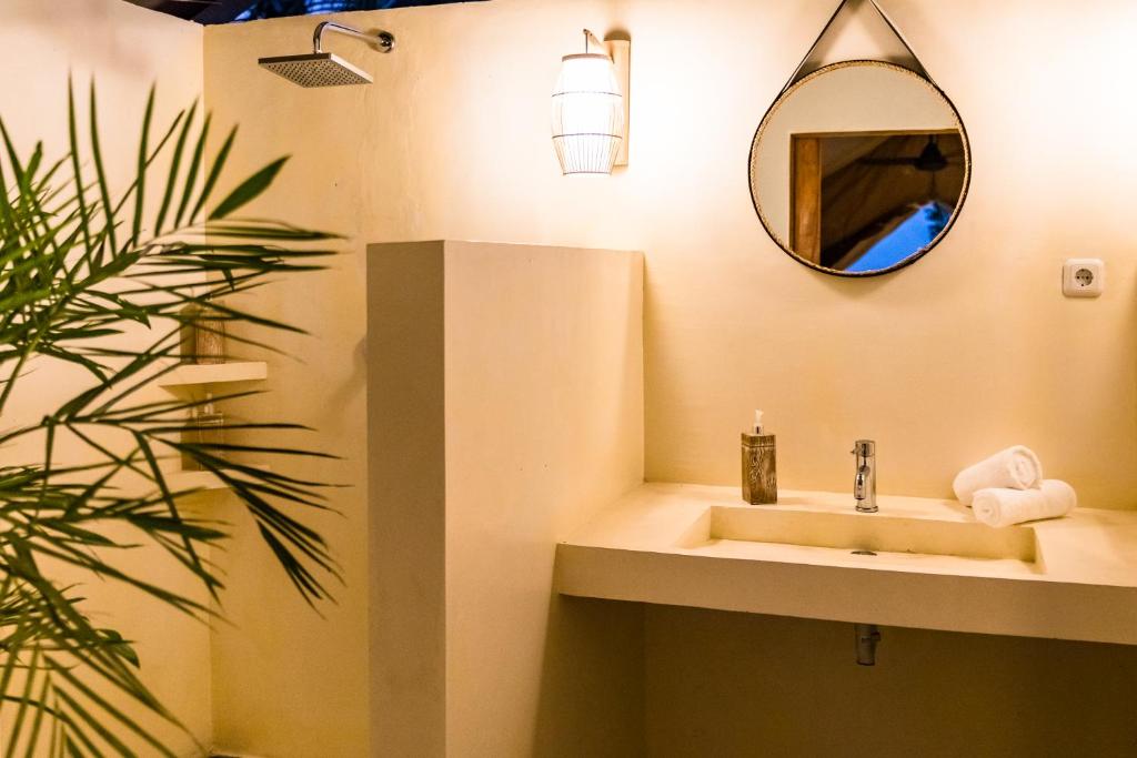 Vannituba majutusasutuses Autentik Penida "Glamping" - Adults only