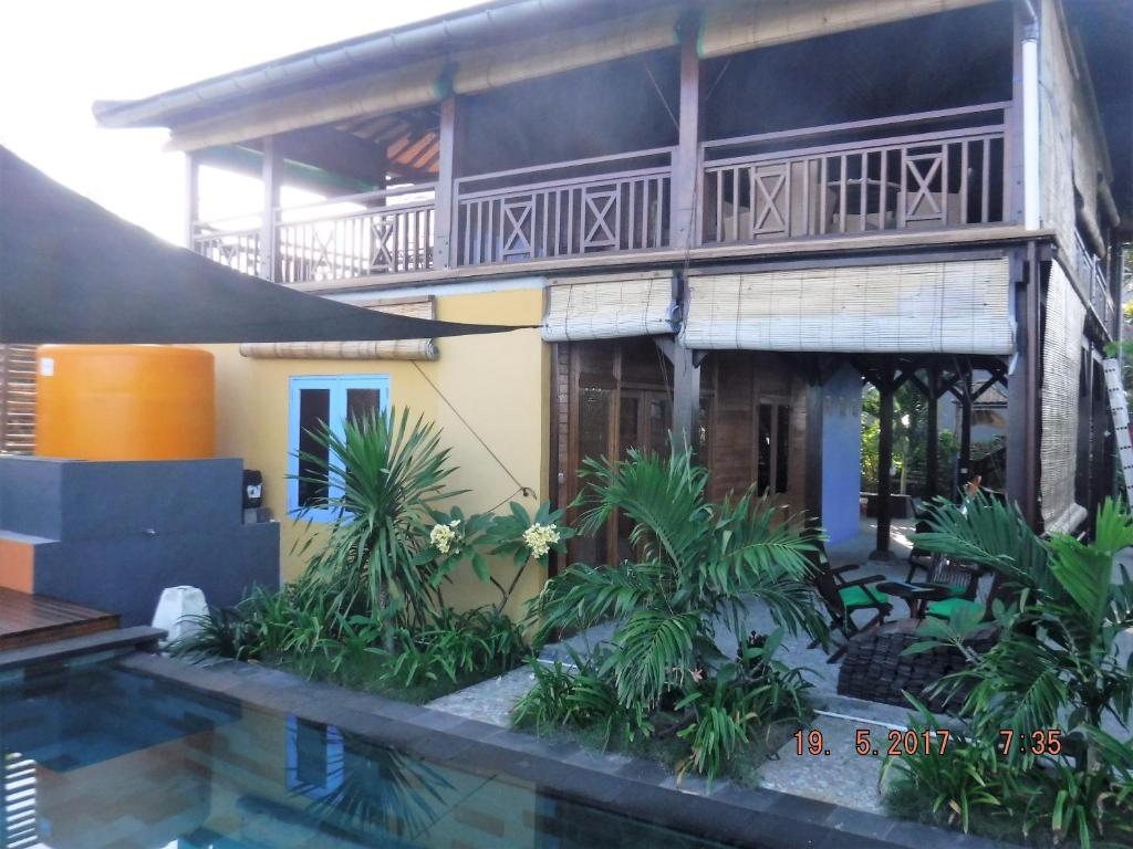 a house with a swimming pool in front of it at Ceningan Cool Breeze Villa in Nusa Lembongan