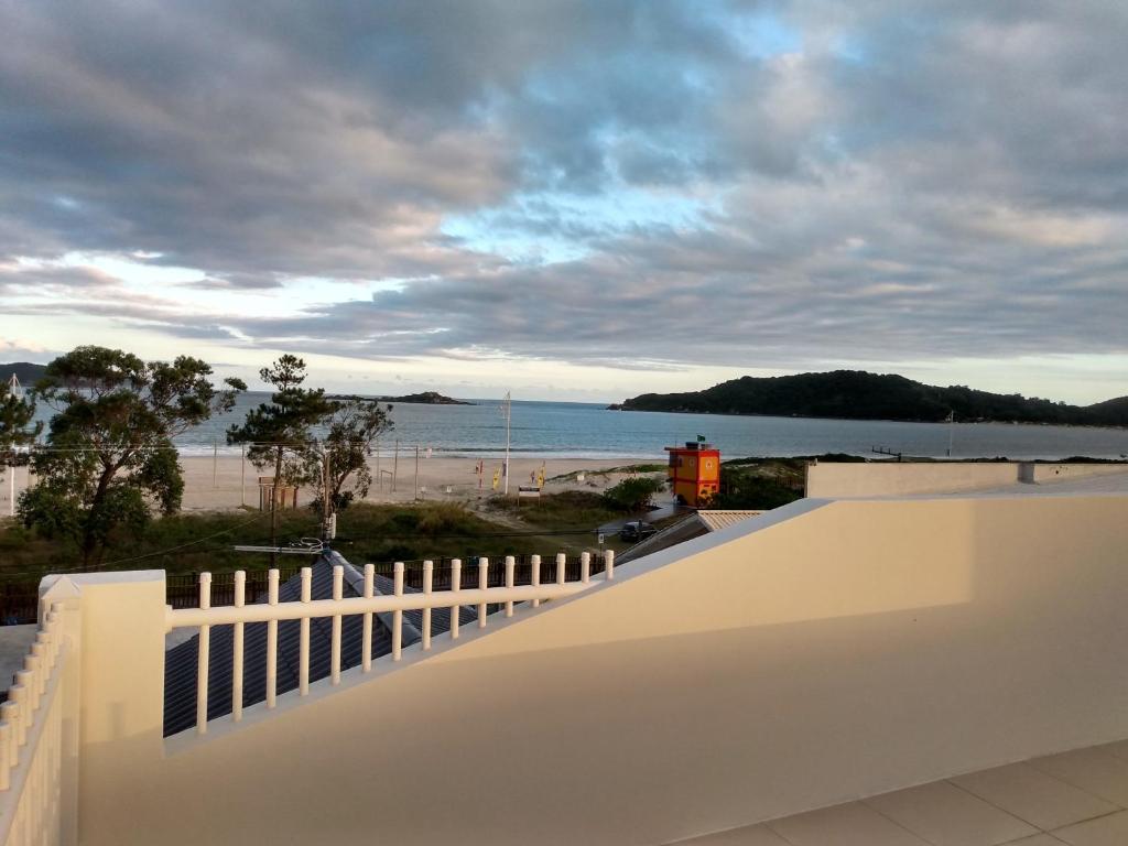 - une vue sur la plage depuis le balcon d'une maison dans l'établissement Apartamentos Praia do Sonho, à Palhoça