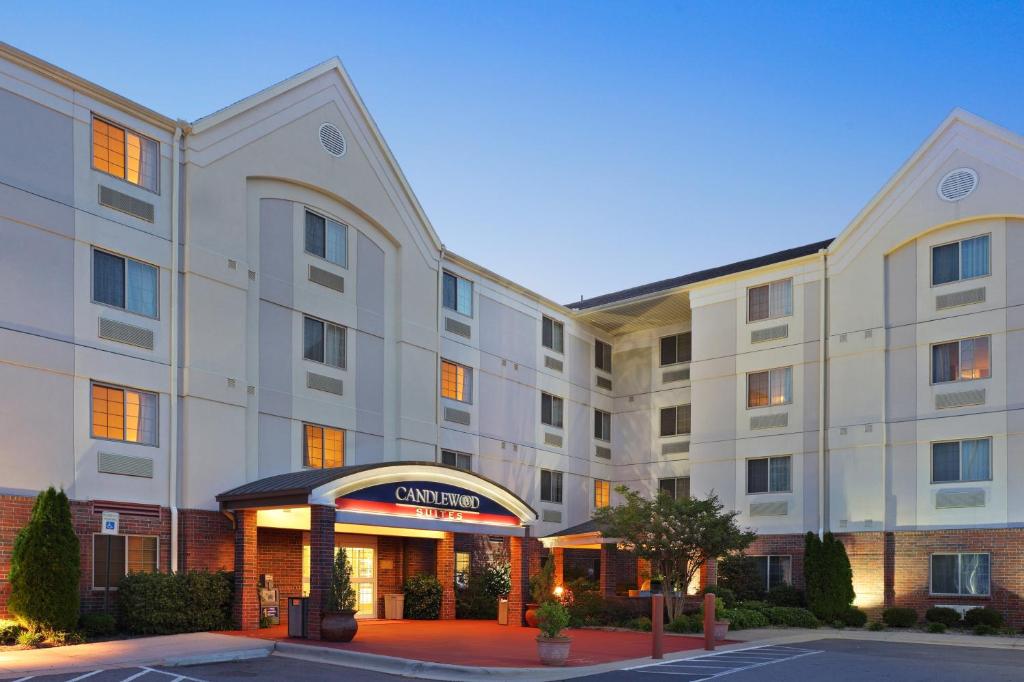 una representación de la parte delantera de un hotel en Candlewood Suites West Little Rock, an IHG Hotel, en Little Rock