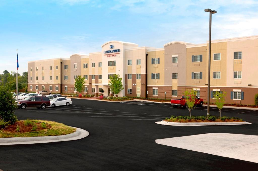 un parking en face d'un hôpital dans l'établissement Candlewood Suites Oklahoma City - Bricktown by IHG, à Oklahoma City