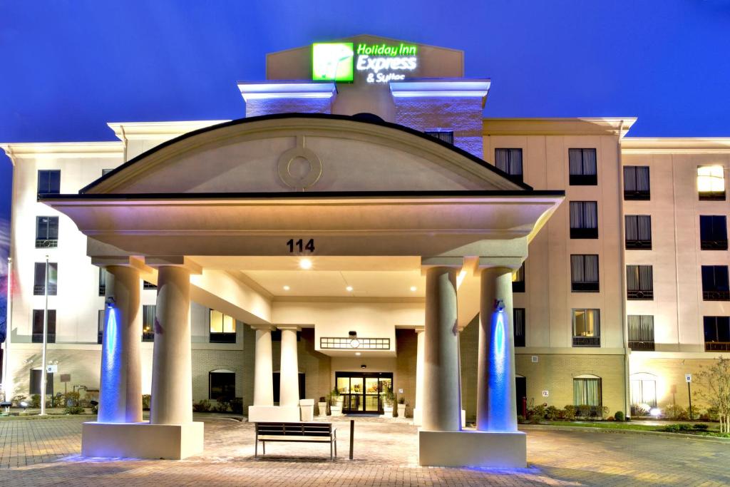 a hotel building with a gazebo in front of it at Holiday Inn Express & Suites Oak Ridge, an IHG Hotel in Oak Ridge