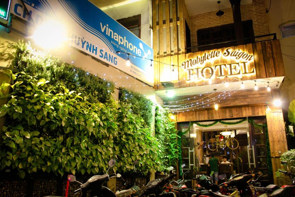 una tienda con motocicletas estacionadas fuera de un edificio en Sai Gon 1979 Hotel, en Ho Chi Minh