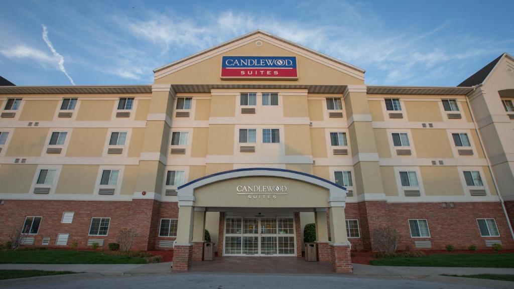 un gran edificio con un cartel en la parte delantera en Candlewood Suites Springfield, an IHG Hotel, en Springfield